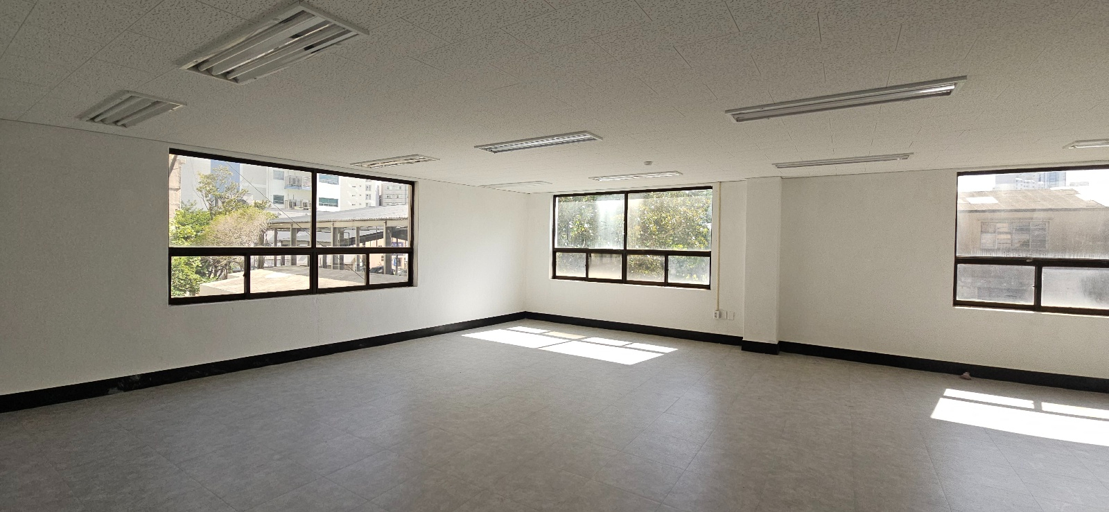 부산광역시 동래구 수안동 사무실 썸네일 3