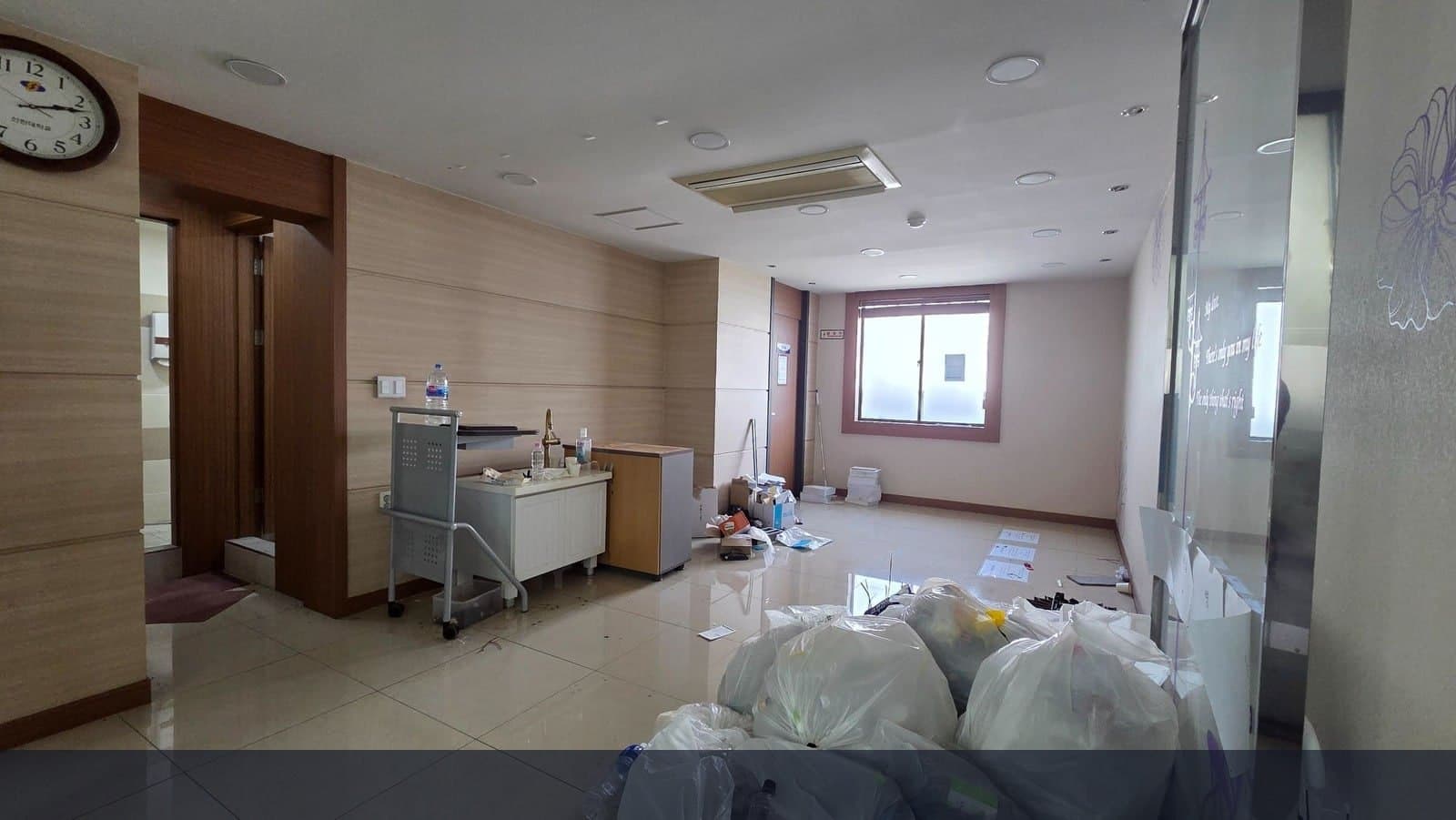 거제대로변 인테리어된 사무실 썸네일 6