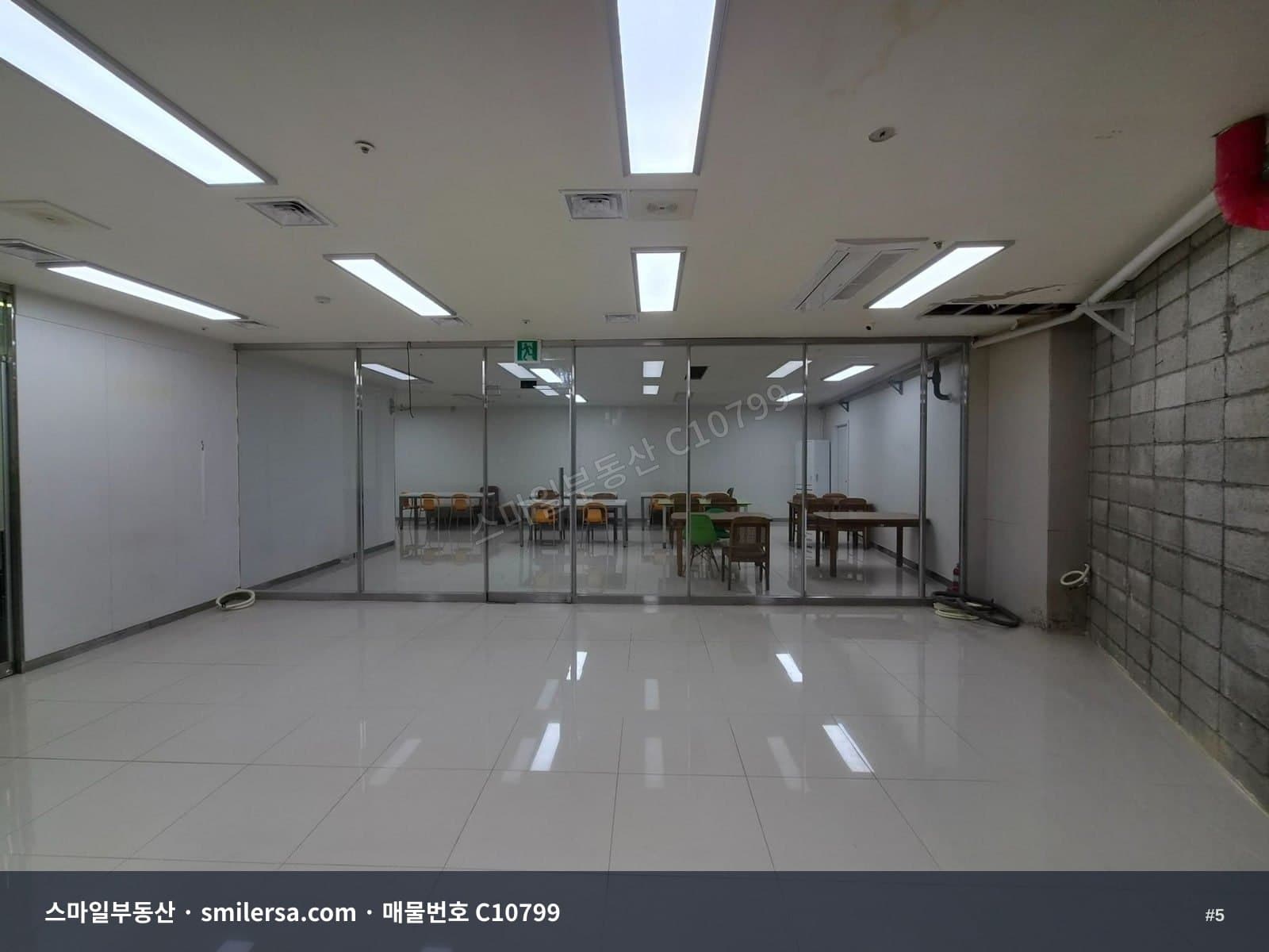 교대역 인근 깔끔한 지하 상가 임대 썸네일 5