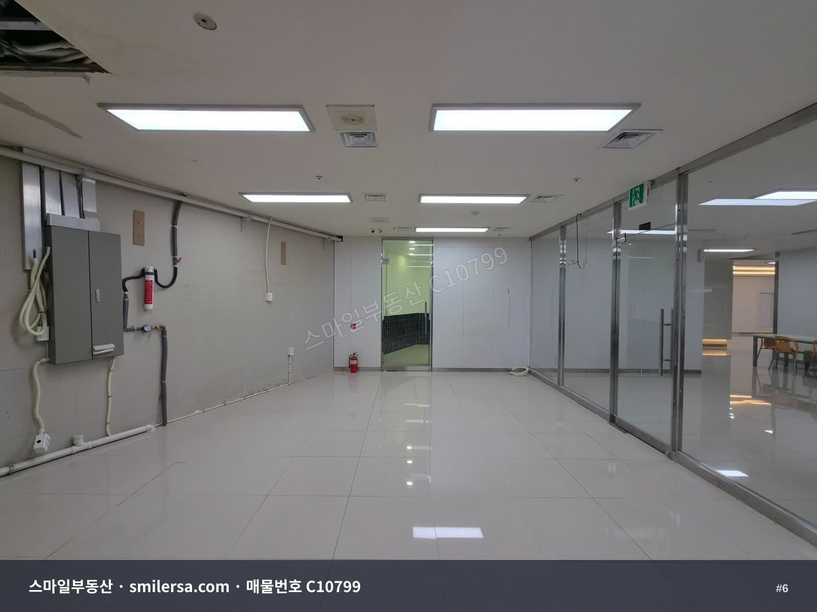 교대역 인근 깔끔한 지하 상가 임대 썸네일 6