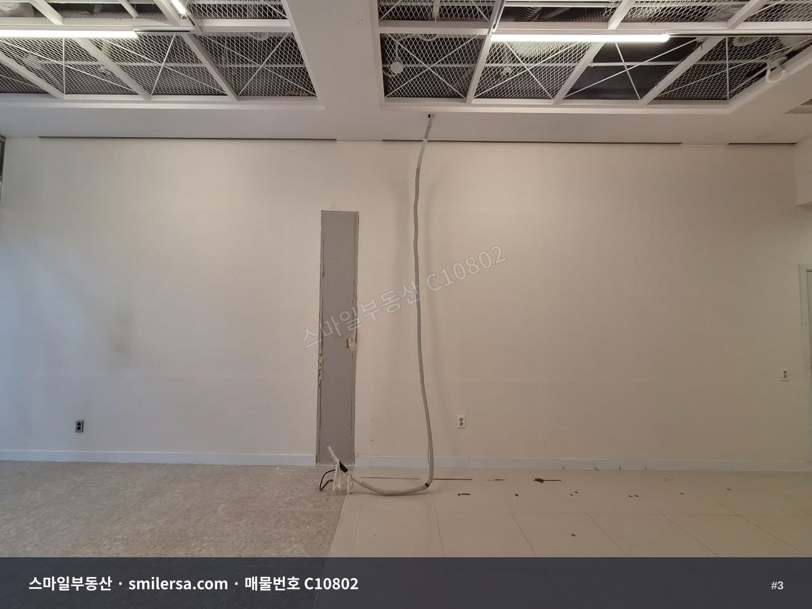 교대역 인근 깔끔한 지하 상가 임대 썸네일 3