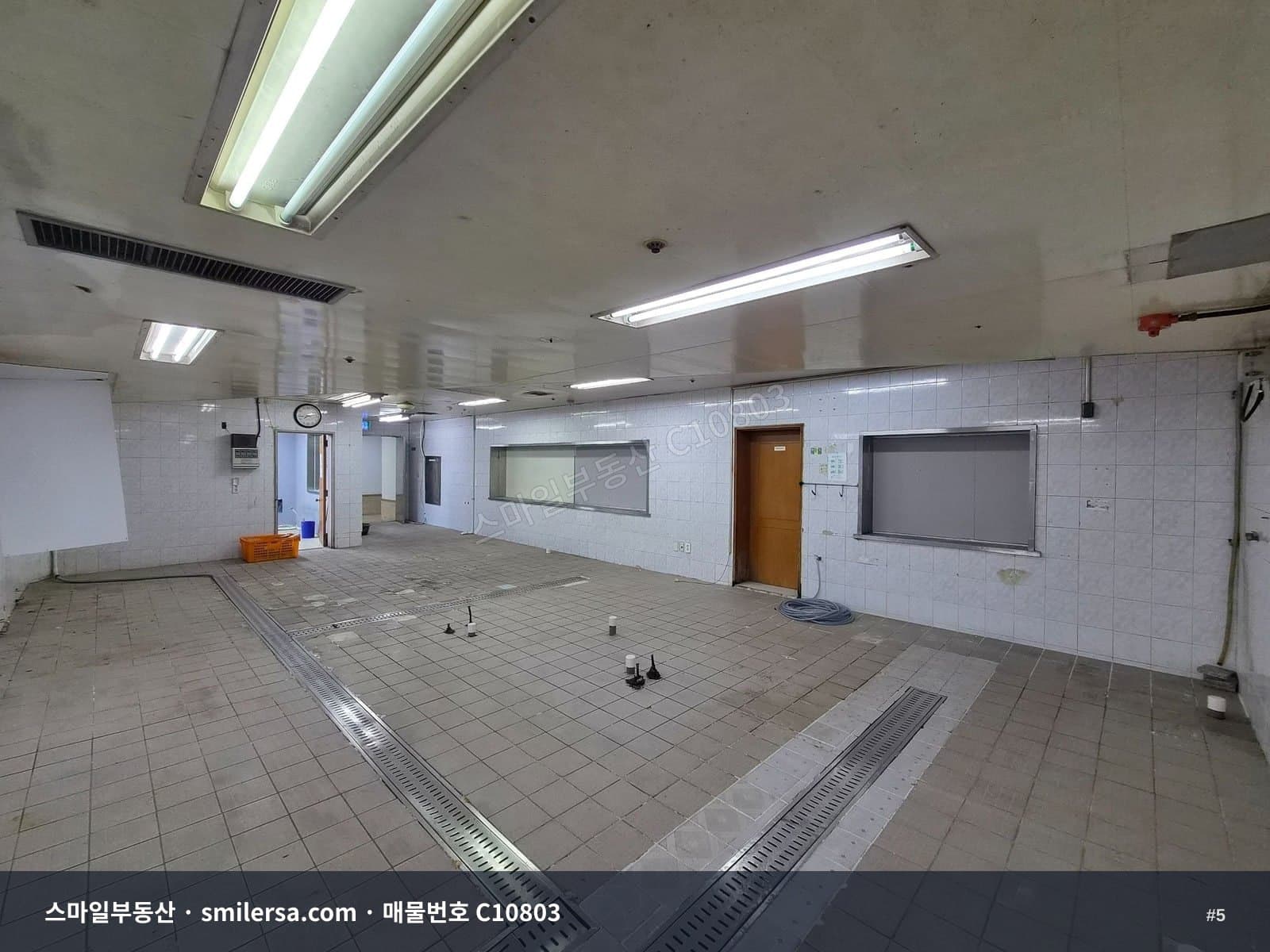교대역 인근 깔끔한 지하 상가 임대 썸네일 5