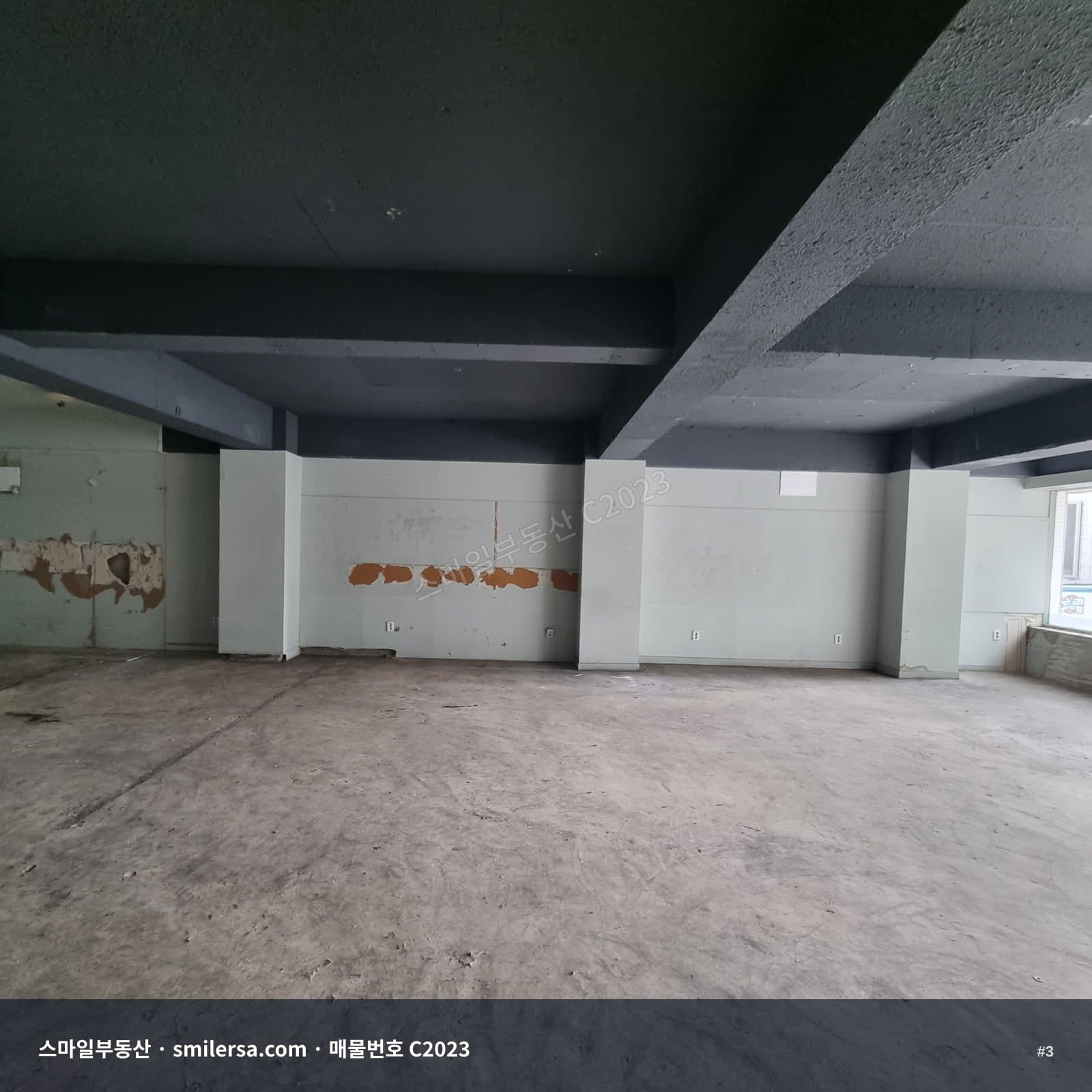 경성대 인근 상가 2층 44평, 도로변 입지 월세 매물 썸네일 3