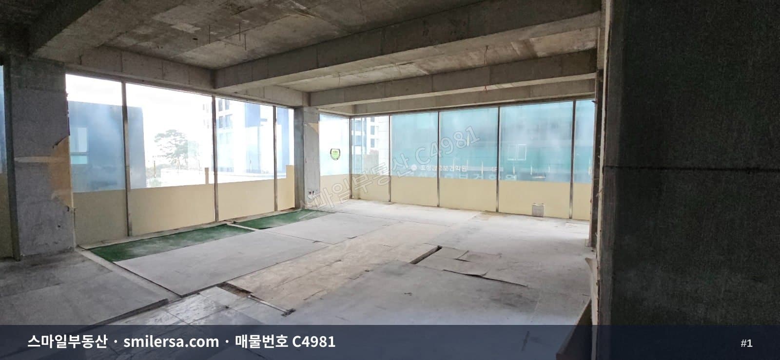 해운대역 인근 도로변 50평 사무실, 다양한 업종 검토 가능 - 1