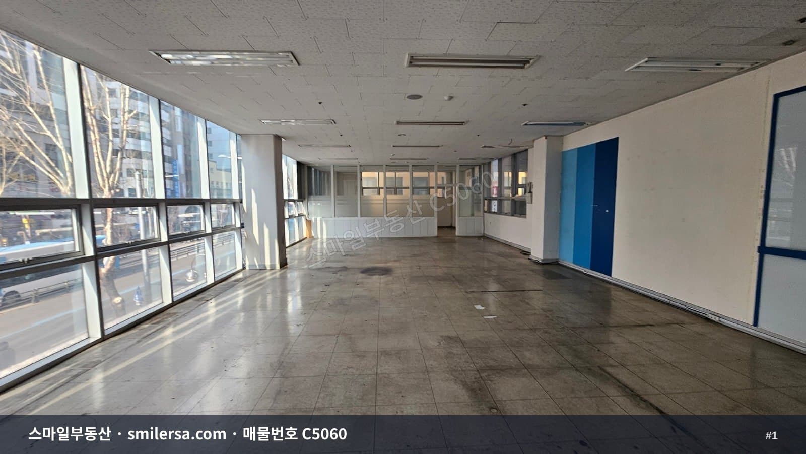 부전역 인근 대로변 사무실 90평, 역세권 접근성 좋은 2층 공간 - 1