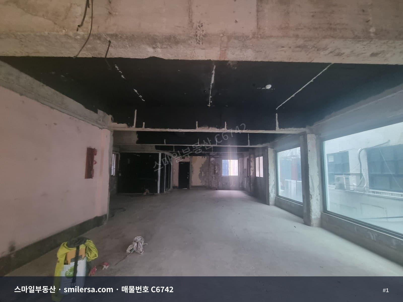 상상마당 사거리 인근 무권리 2층 상가 - 1