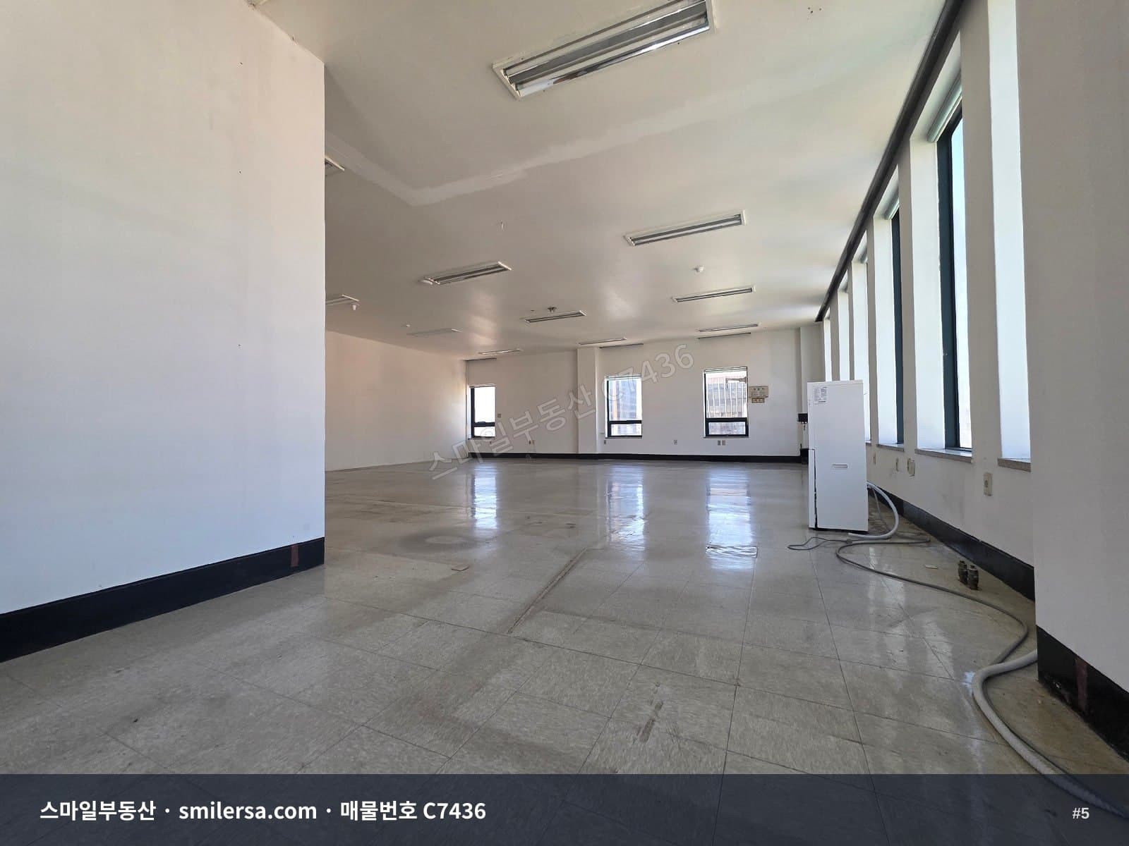 부산진역 인근 대로변 8층 사무실, 광고효과와 채광 모두 잡은 50평 썸네일 5