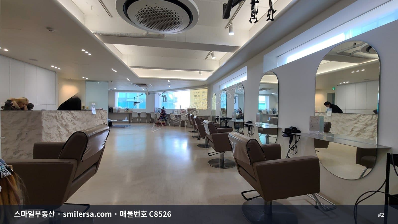 전포카페거리 코너 2층 40평, 전면 통창으로 시선 확보되는 넓은 공간 썸네일 2