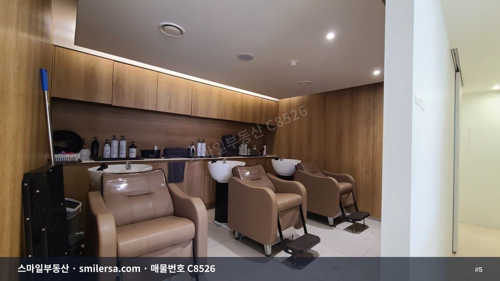 전포카페거리 코너 2층 40평, 전면 통창으로 시선 확보되는 넓은 공간 썸네일 5