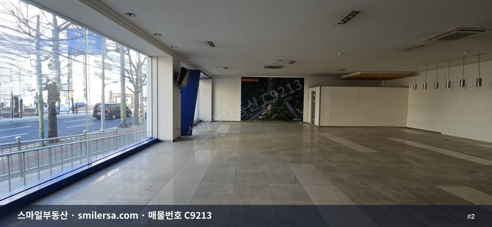 교대역 인근 대로변 1층 대형상가 90평 썸네일 2