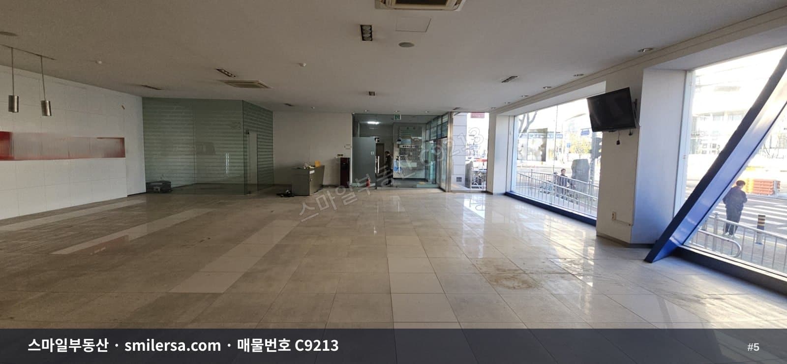 교대역 인근 대로변 1층 대형상가 90평 썸네일 5