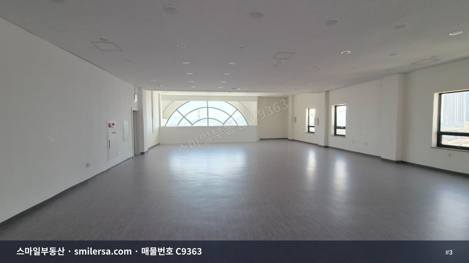 부산진역 인근 대로변 대형 사무실, 80평 규모 즉시입주 썸네일 3