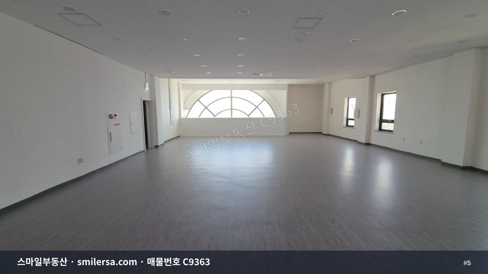 부산진역 인근 대로변 대형 사무실, 80평 규모 즉시입주 썸네일 5