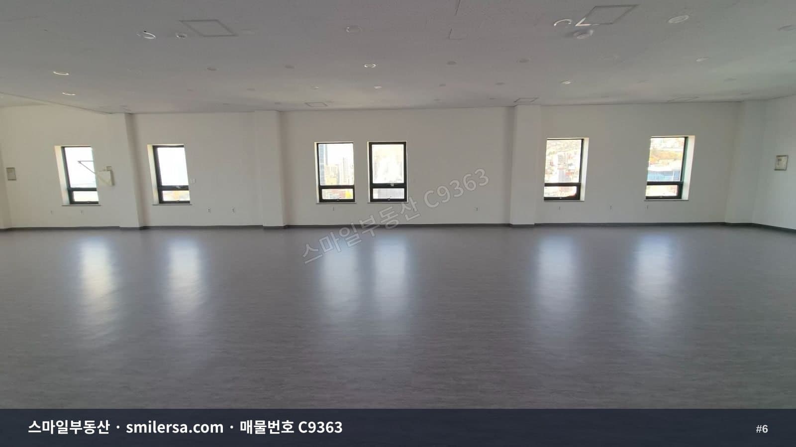 부산진역 인근 대로변 대형 사무실, 80평 규모 즉시입주 썸네일 6