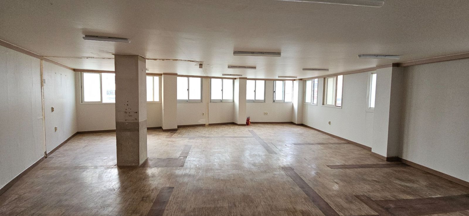 부산광역시 동래구 수안동 사무실 - 1