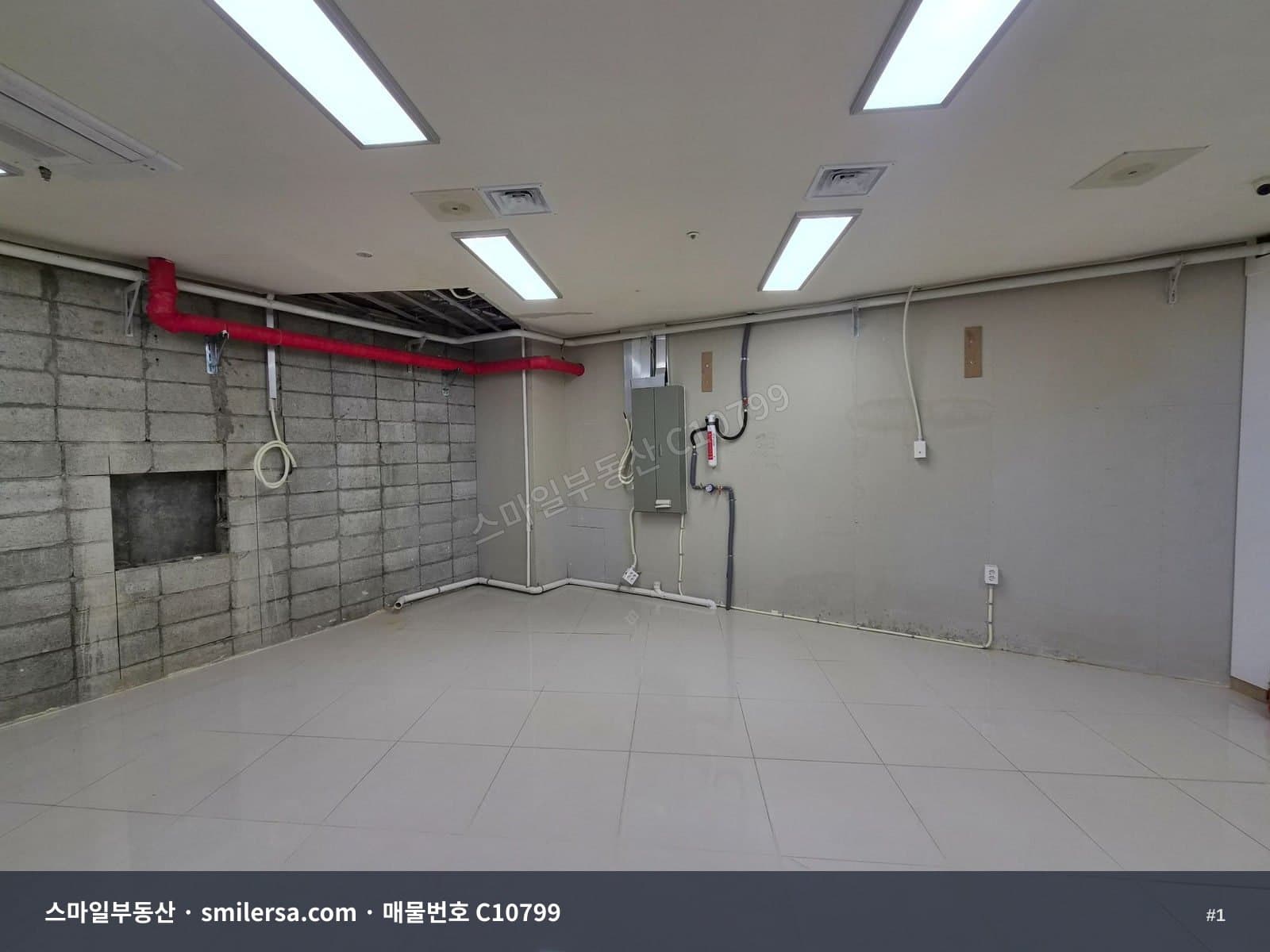 교대역 인근 깔끔한 지하 상가 임대 - 1