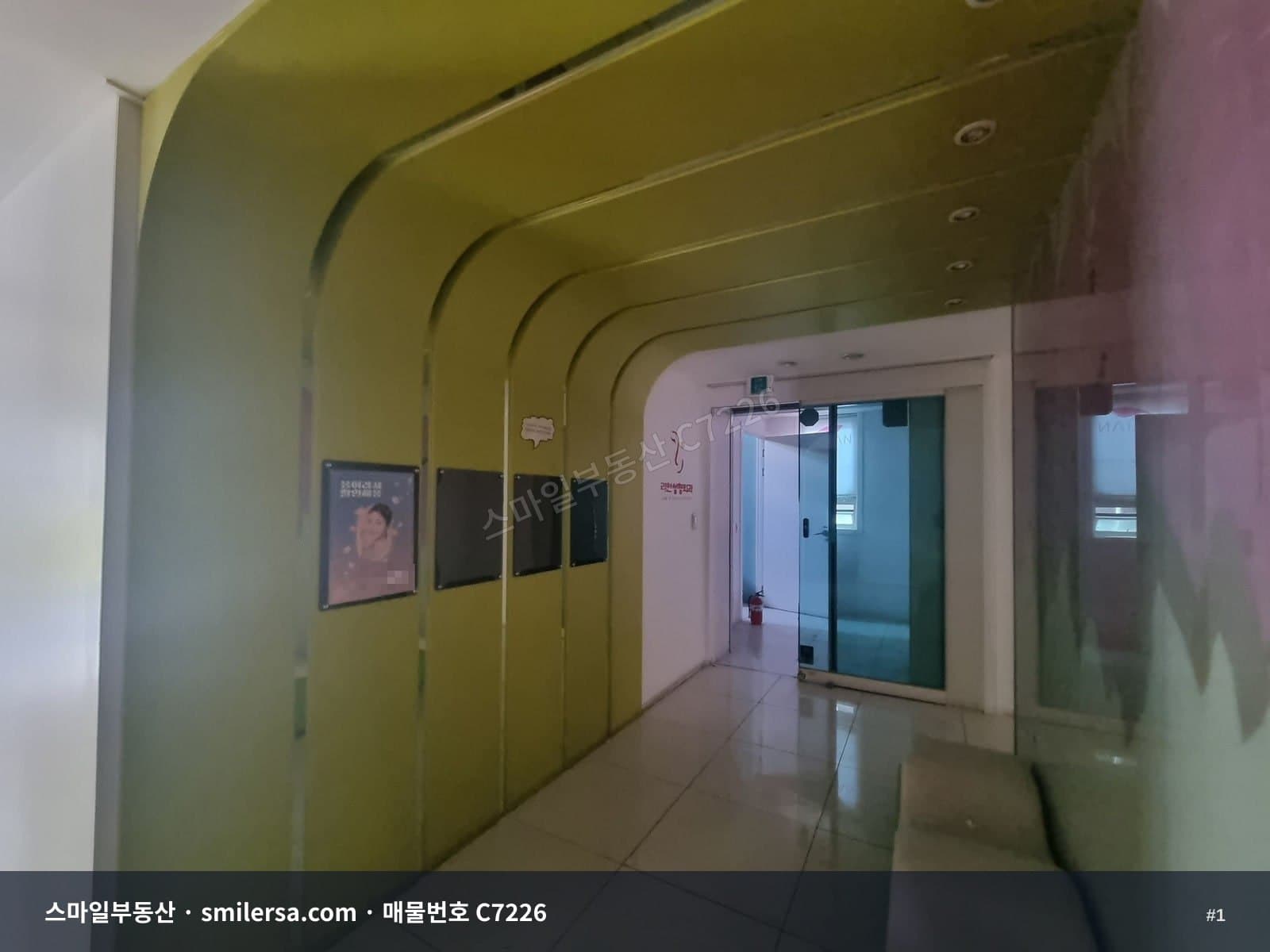서면 롯데백화점 인근 대로변 코너상가 월세 - 1