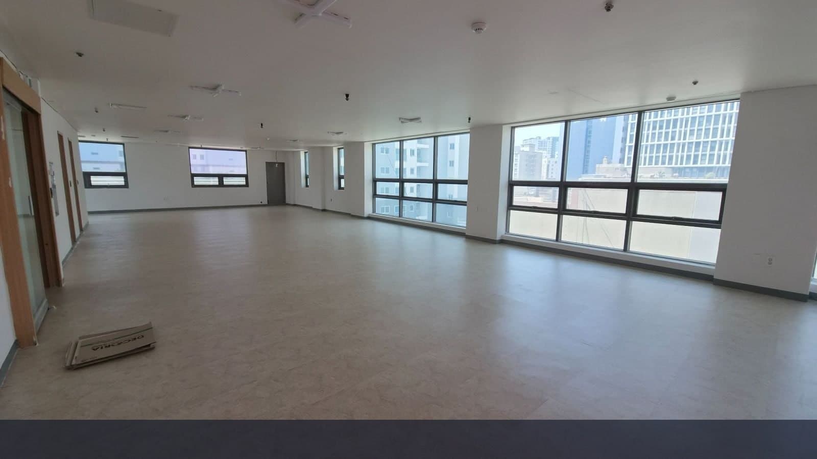 수영역 인근 대로변 광고효과 좋은 깔끔한 사무실 - 1